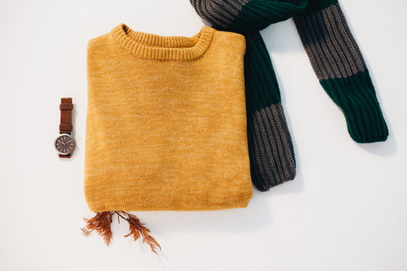 Orangenpullover und Schal